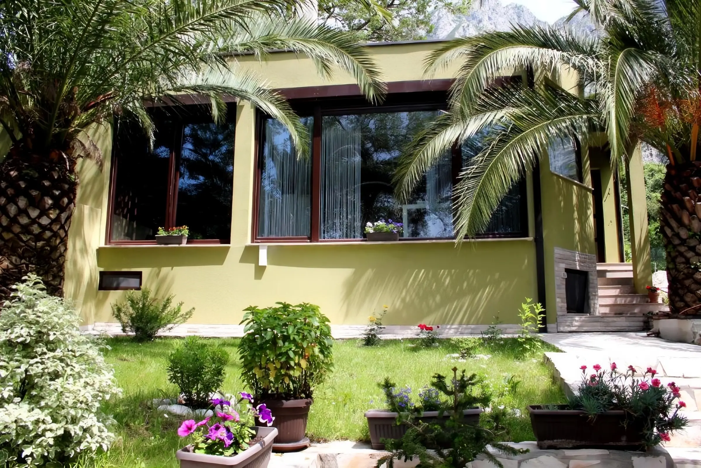 Meditation Orahovac house with green garden and palm trees